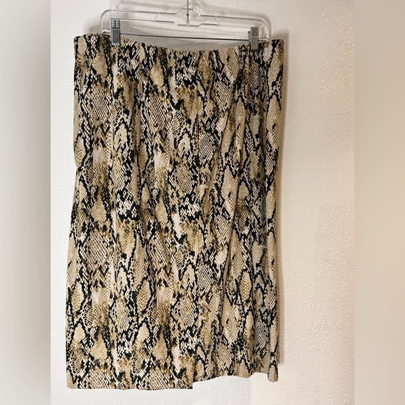 Susan Graver Dresses & Skirts - Susan Graver Beige and Black Snake Print Pencil Skirt Size Large Petite